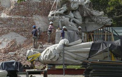 Aunque la Justicia lo hab�a prohibido, casi todo el Monumento a Col�n ya fue desmantelado