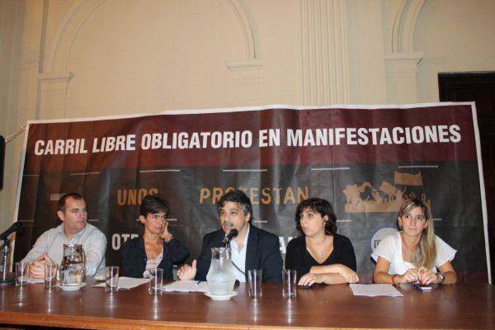 Sergio Abrevaya present� el proyecto de Ley Carril Libre Obligatorio en Manifestaciones
