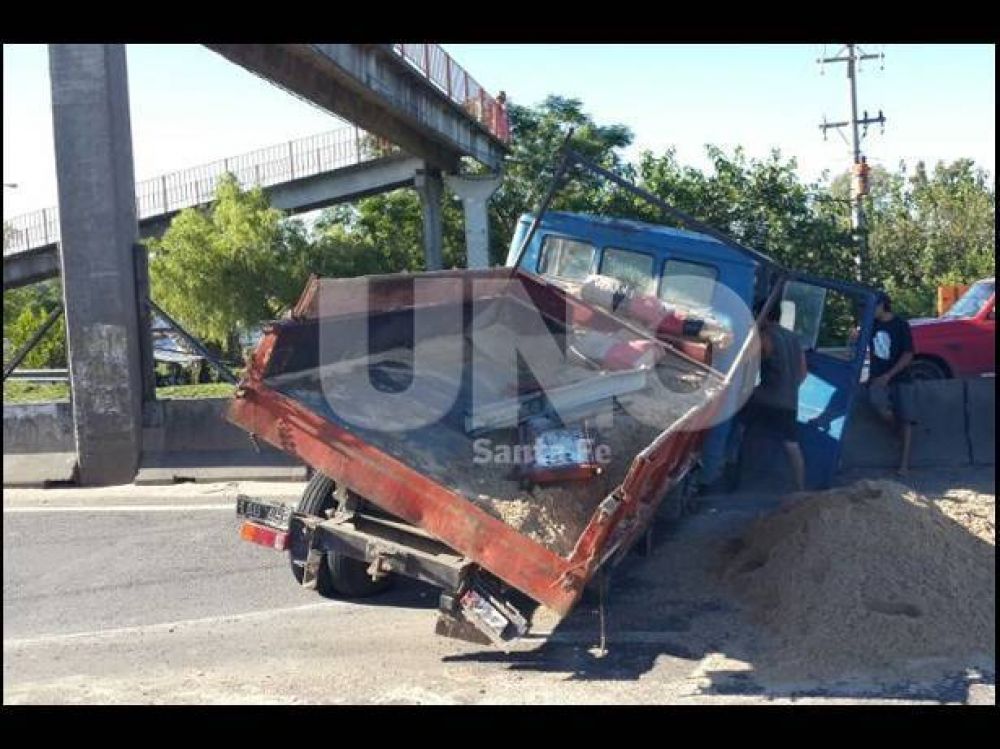 Un cami�n que transportaba arena choc� en la 168