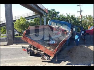 Un cami�n que transportaba arena choc� en la 168