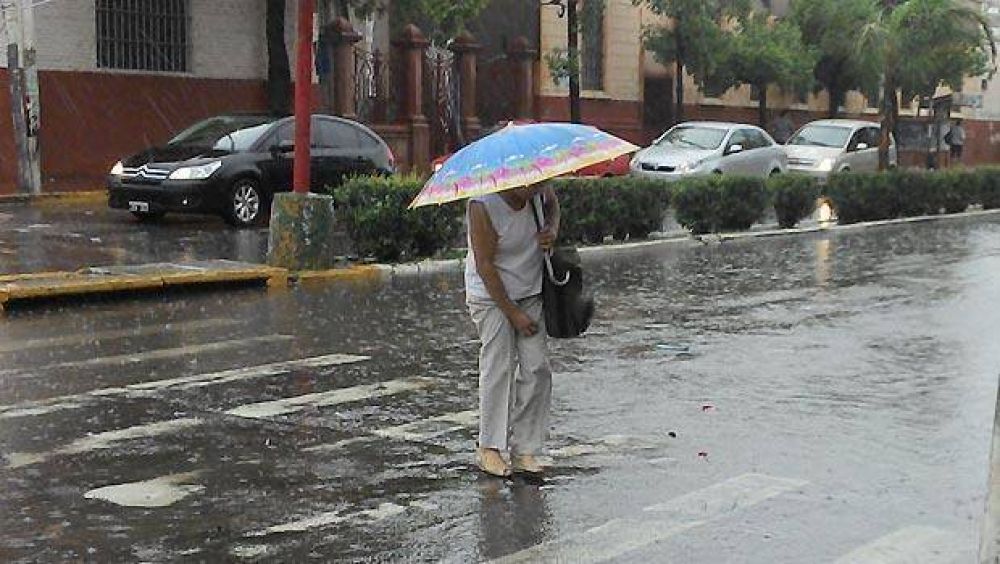Llovi� durante la madrugada y rige un alerta por tormentas fuertes