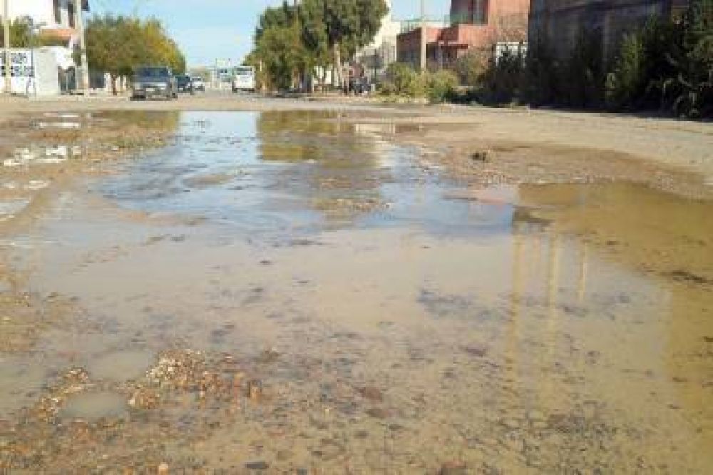 Ca�os rotos: el barrio Roca circundado por r�os y lagunas de agua potable y residual