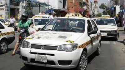 Taxistas bloquearan Plaza Independencia en contra del blanqueo en la AFIP 