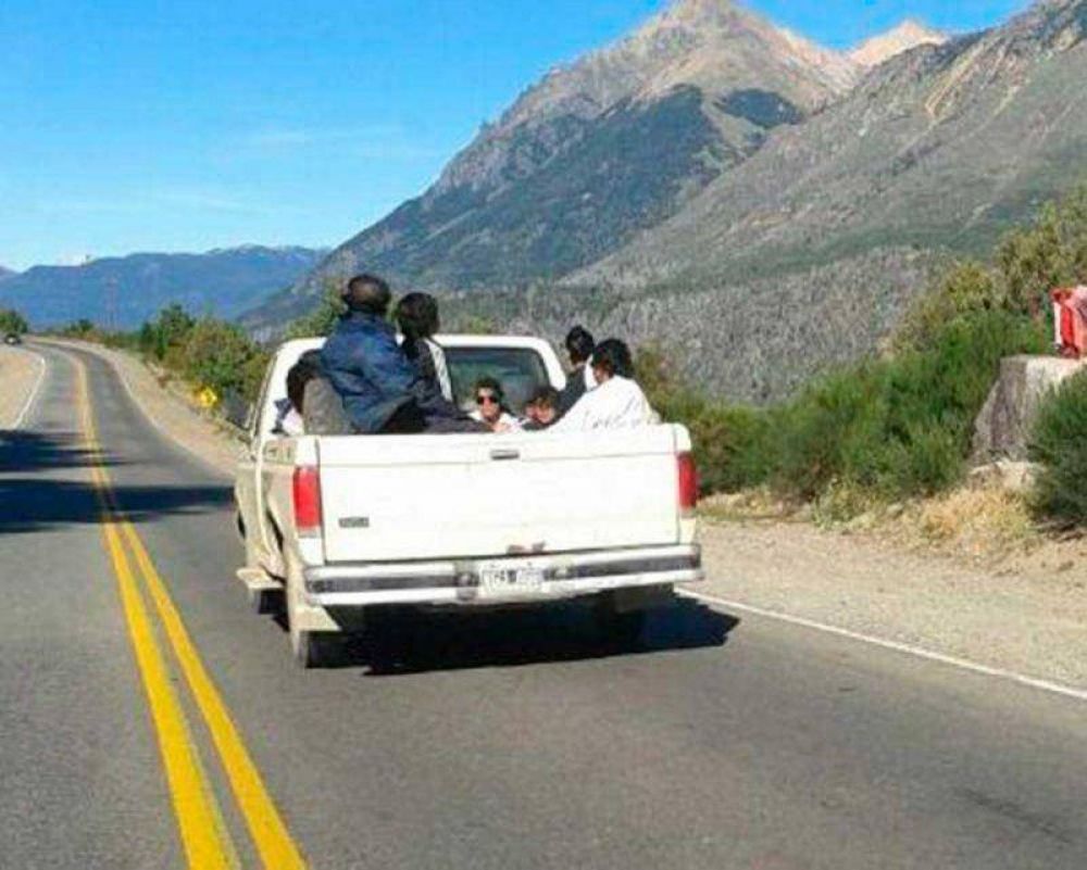 Burlaron control de tr�nsito tomando cervezas en la caja de una camioneta