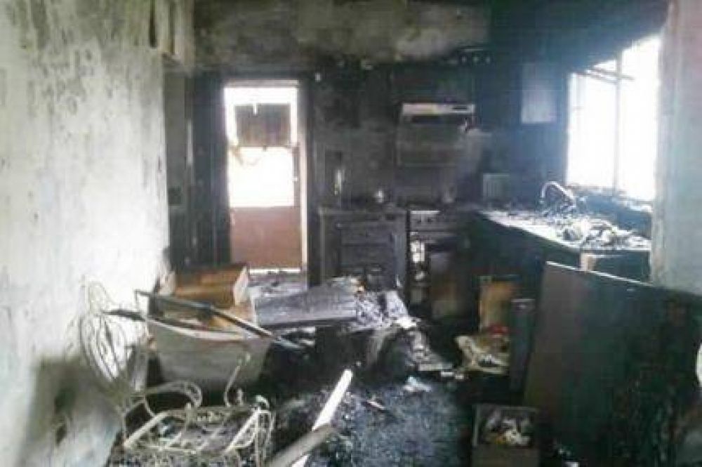No pudieron robarles, les quemaron la casa y perdieron todo: necesitan ayuda 