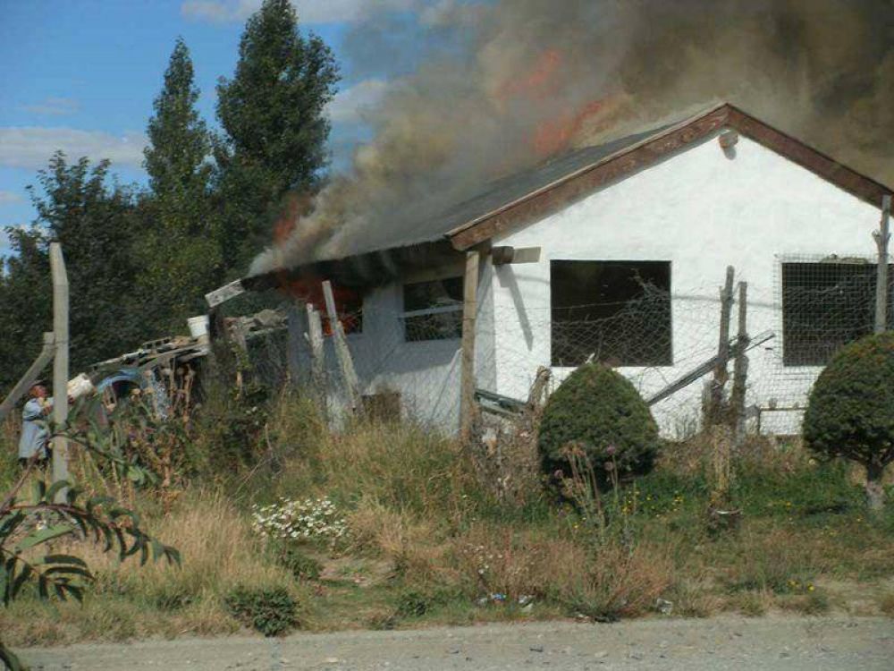 Principio de incendio afect� parcialmente una casa en el barrio Abedules