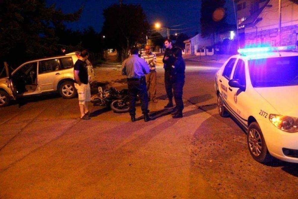 Motociclista herido al colisionar con una camioneta