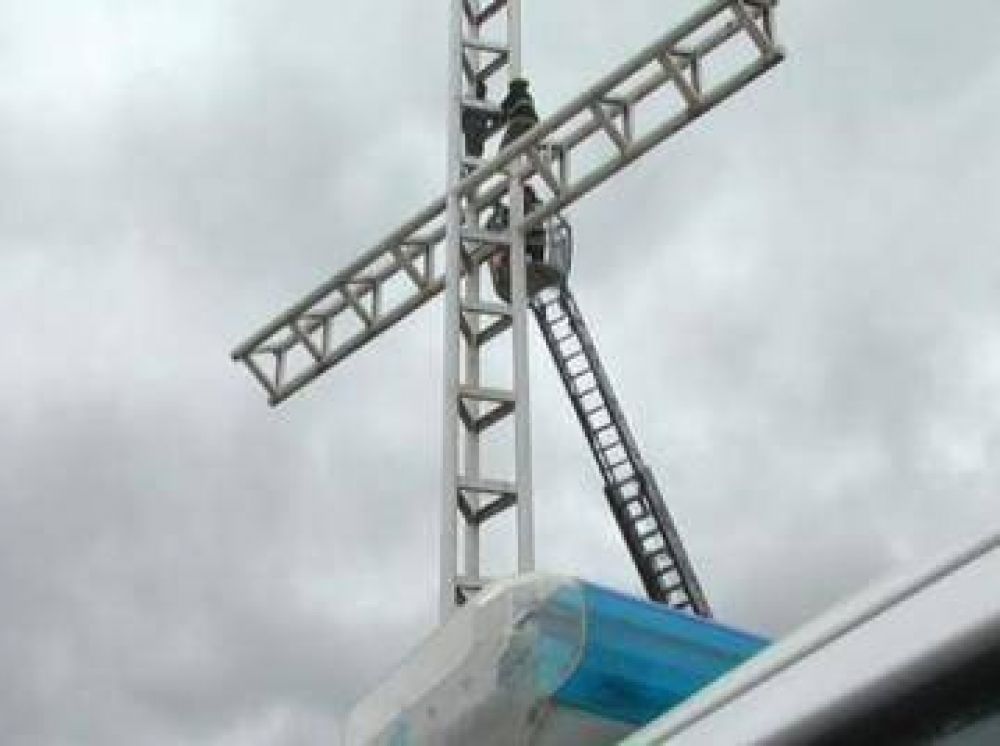 Temeraria acci�n de un joven, en la Cruz del Centenario