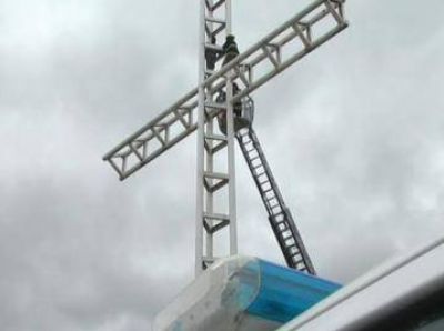 Temeraria acci�n de un joven, en la Cruz del Centenario