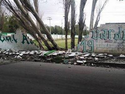 El viento tir� tres �rboles y provoc� la ca�da de una pared del club Sportivo