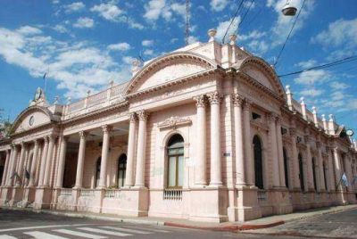 La Provincia paga sueldos desde el 25, con la ayuda escolar de $350