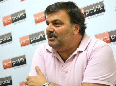 Diego Rovella: �Habr�a que decirle a Scioli que se baje del helic�ptero y que transite la provincia en auto�