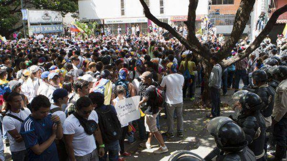 Ascienden a 13 los muertos por las violentas protestas en Venezuela