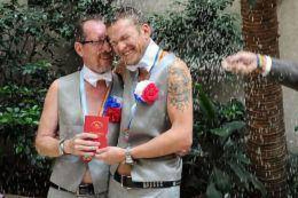 Una pareja de hombres rusos contrajo matrimonio en la Argentina