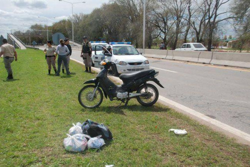 Motociclista accidentado: se le cruz� un perro