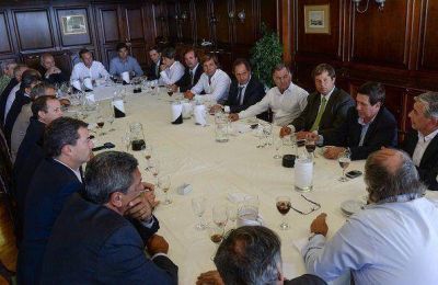 Daniel Scioli junto a intendentes, en mesas de trabajo con agenda abierta