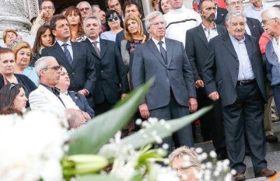 Despedida con honores al gran artista Carlos P�ez Vilar�
