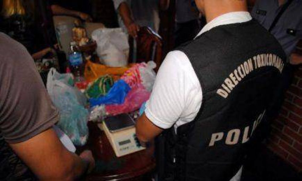 Secuestraron drogas y armas a metros de una escuela