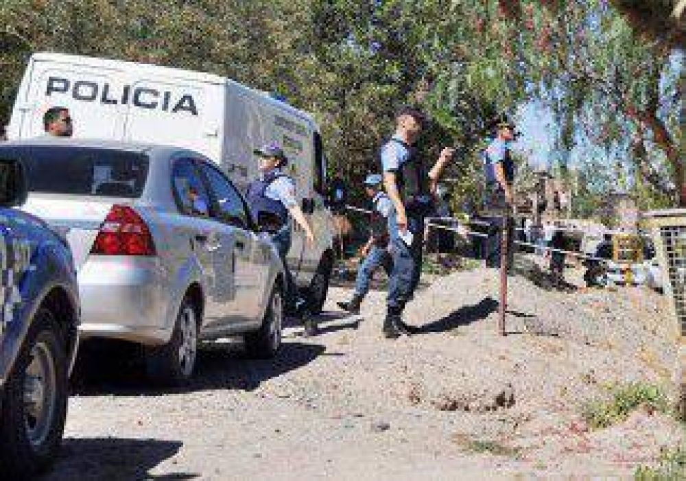 Suman polic�as y un blindado para patrullar las calles de Villa Ceferino 
