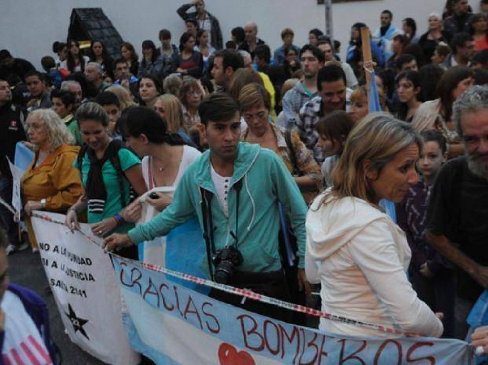 El d�a en que m�s de cien vecinos reclamaron por los bomberos zapadores
