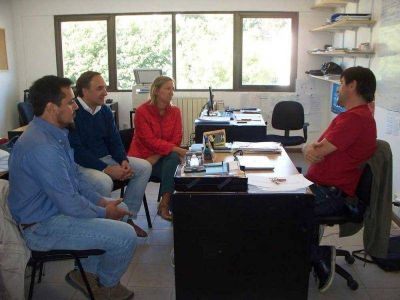 Municipio y UNRN coordinan instalaci�n de cajas de electricidad en Nahuel Hue