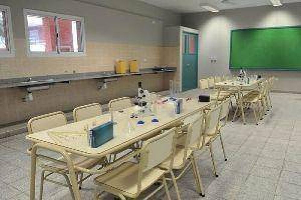 La gobernadora abre ciclo lectivo e inaugura una moderna escuela