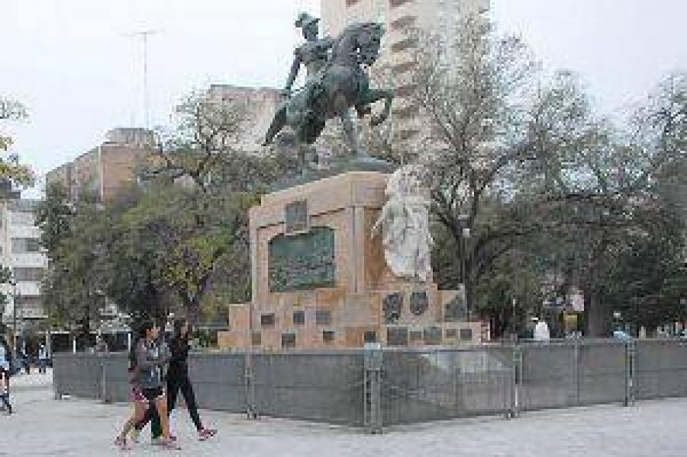 Obras en plaza Libertad: restauran fuente y el monumento a Belgrano
