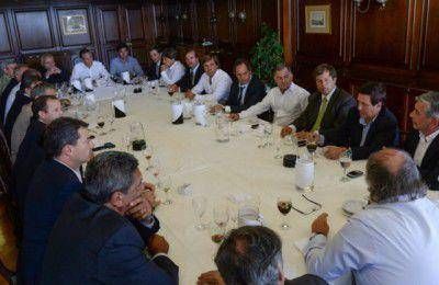 Carossi junto a intendentes de la 1ra., 2da. y 3ra. secci�n, se reunieron con Scioli