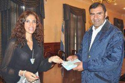 Claudia Zamora entreg� aporte a la parroquia de Bandera Bajada