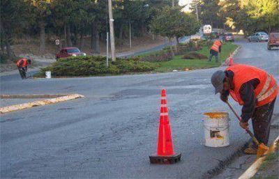Realizan trabajos de pintura en la v�a p�blica