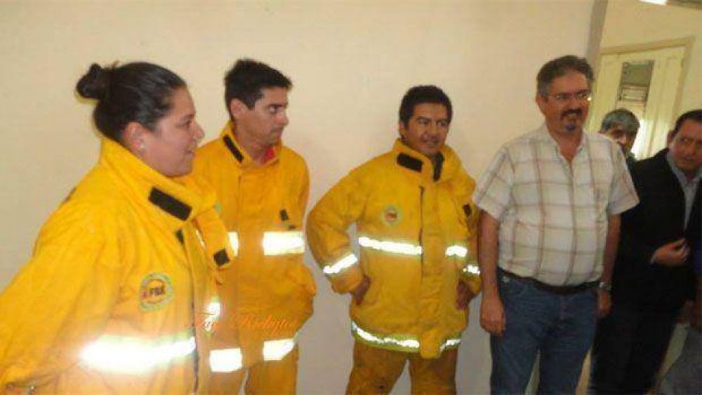 Bomberos de Las Termas colaboran con los evacuados de Quimil�