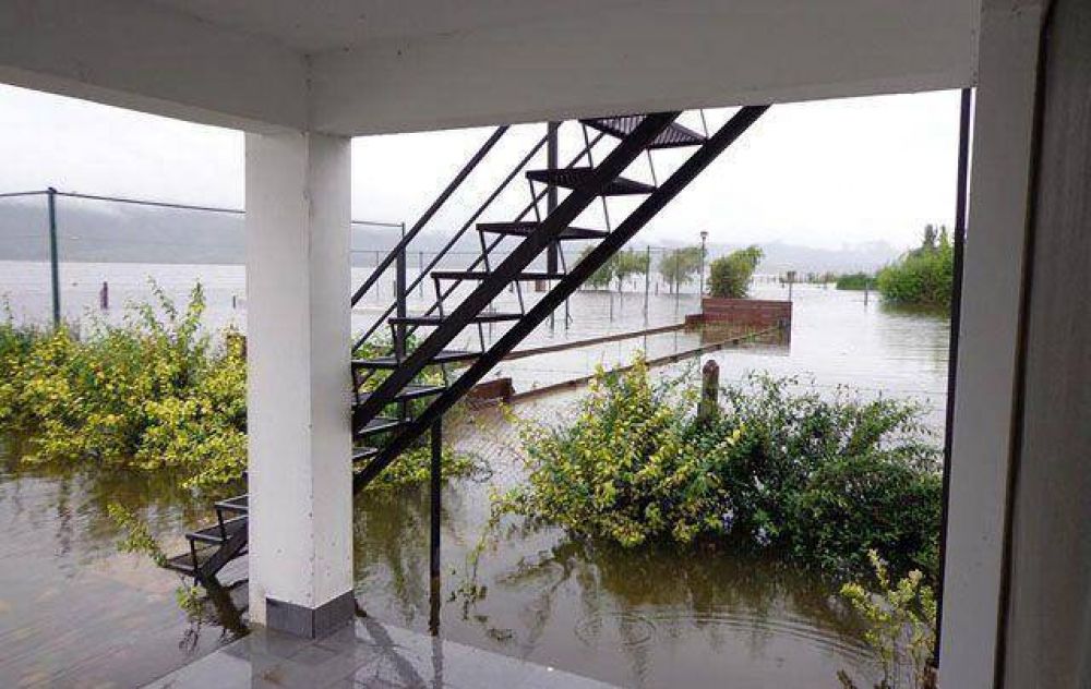 La inusual crecida del dique Los Molinos aneg� viviendas