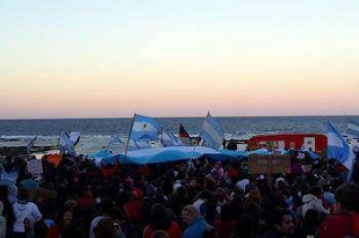 LA GENTE SIGUE FIRME EN LA RUTA Y EXIGE LA PRESENCIA DE PERALTA