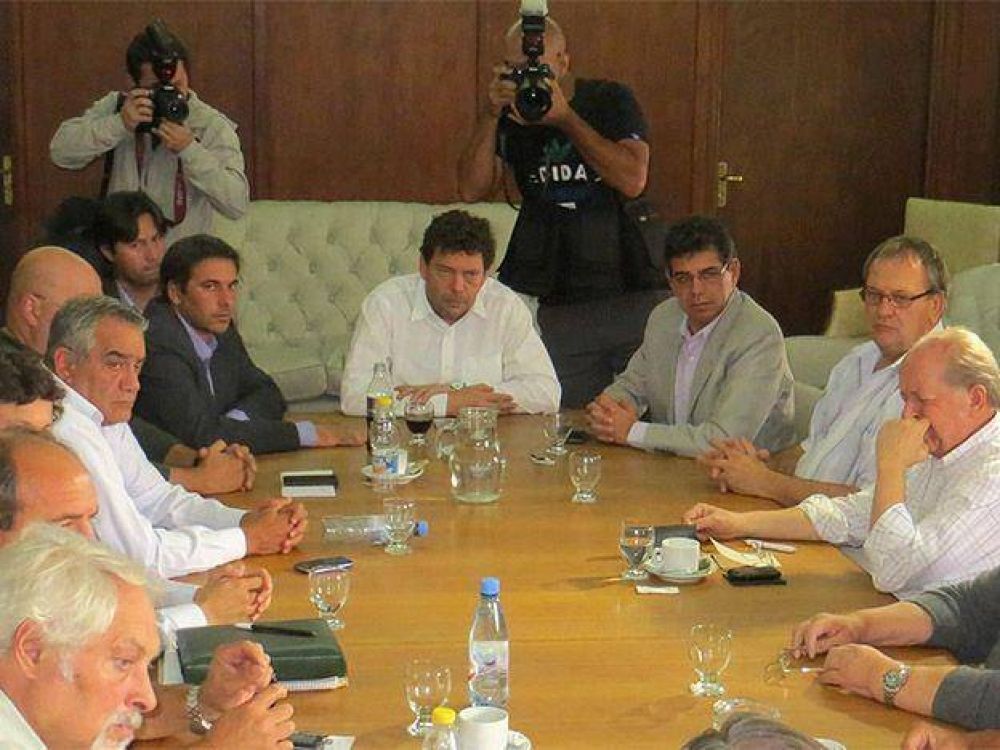 El gobierno pidi� a los productores movilizados que no "empa�en" la Vendimia con sus protestas