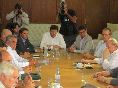 El gobierno pidi� a los productores movilizados que no "empa�en" la Vendimia con sus protestas