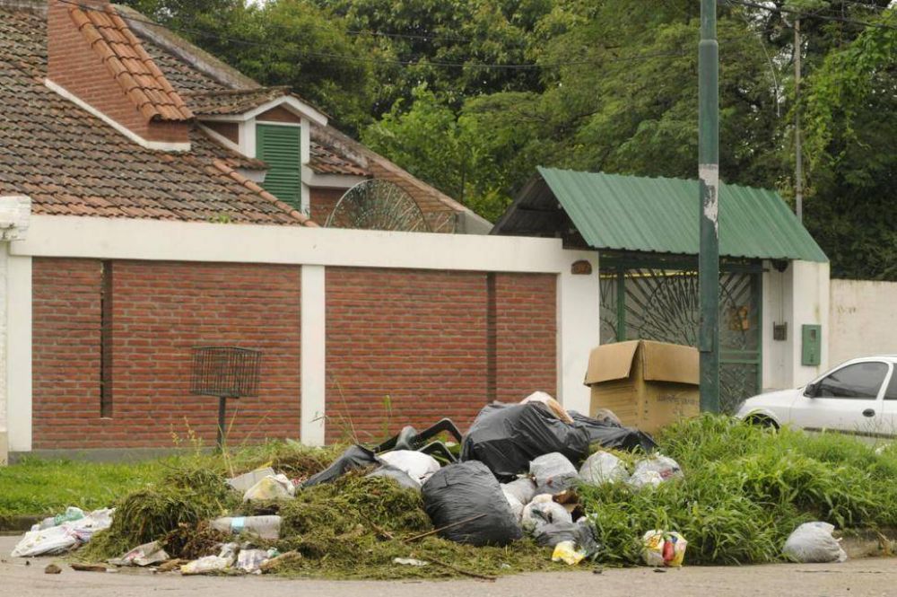 Otra vez, la basura se queda en las calles
