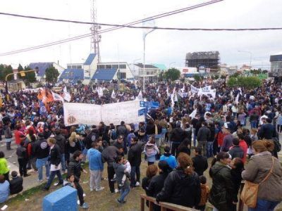 Multitudinaria marcha en R�o Grande por estabilidad laboral y contra la suba de precios 
