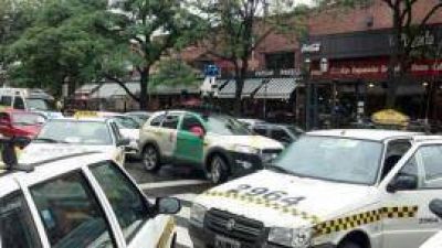 El auto de Google Street View qued� en medio de la protesta de taxis