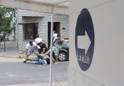 Un grupo de turistas golpe� a un Polic�a y le robaron el arma