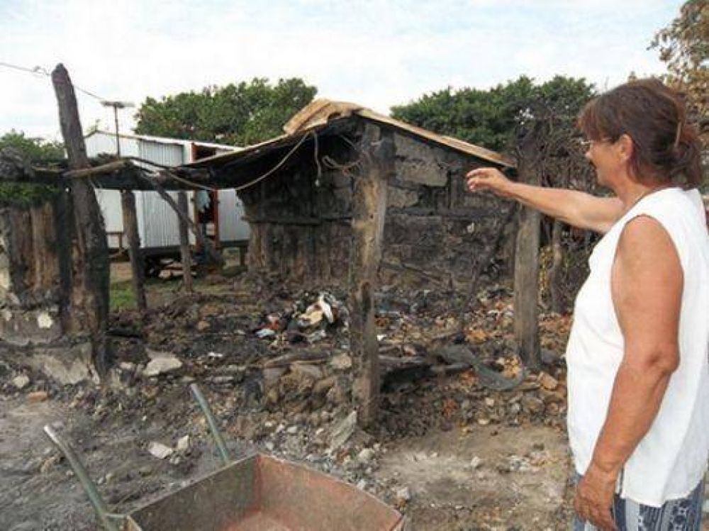 Asisten a familia que perdi� su casa