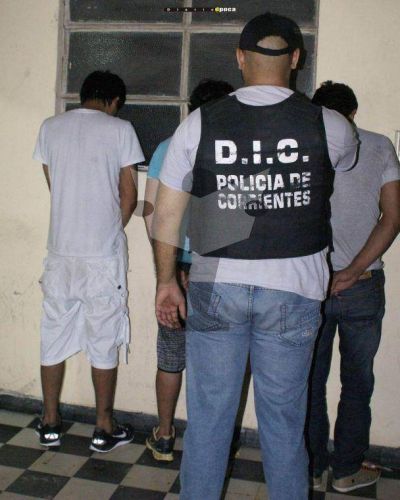 Demoran a 3 hombres que iban en un auto robado en C�rdoba
