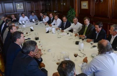 Jornada de contenci�n a intendentes en la sede porte�a del Bapro