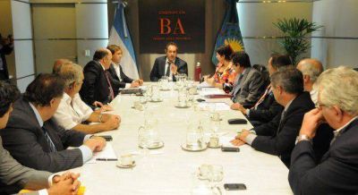 Scioli se reuni� con 35 intendentes y ma�ana presenta la ley de Polic�a Comunal
