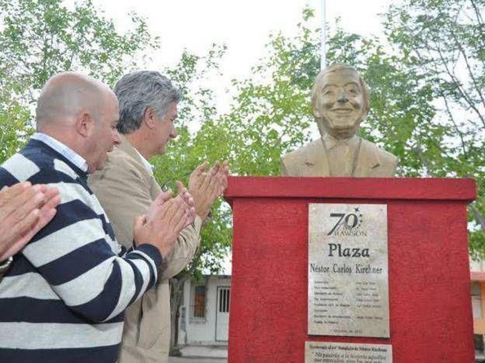 Colocaron un busto de N�stor Kirchner en honor a su natalicio