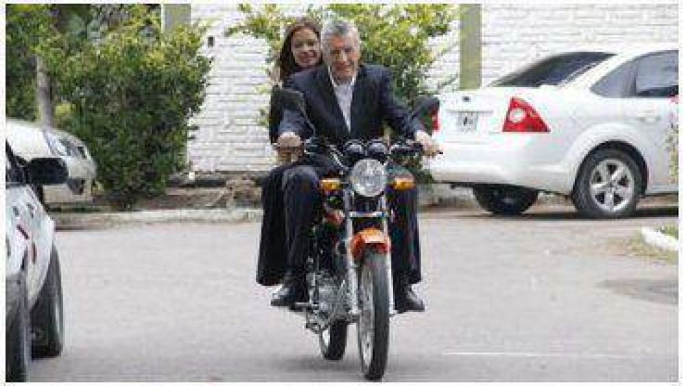 Tras estar al borde de la muerte, Gioja anduvo en moto y sin casco