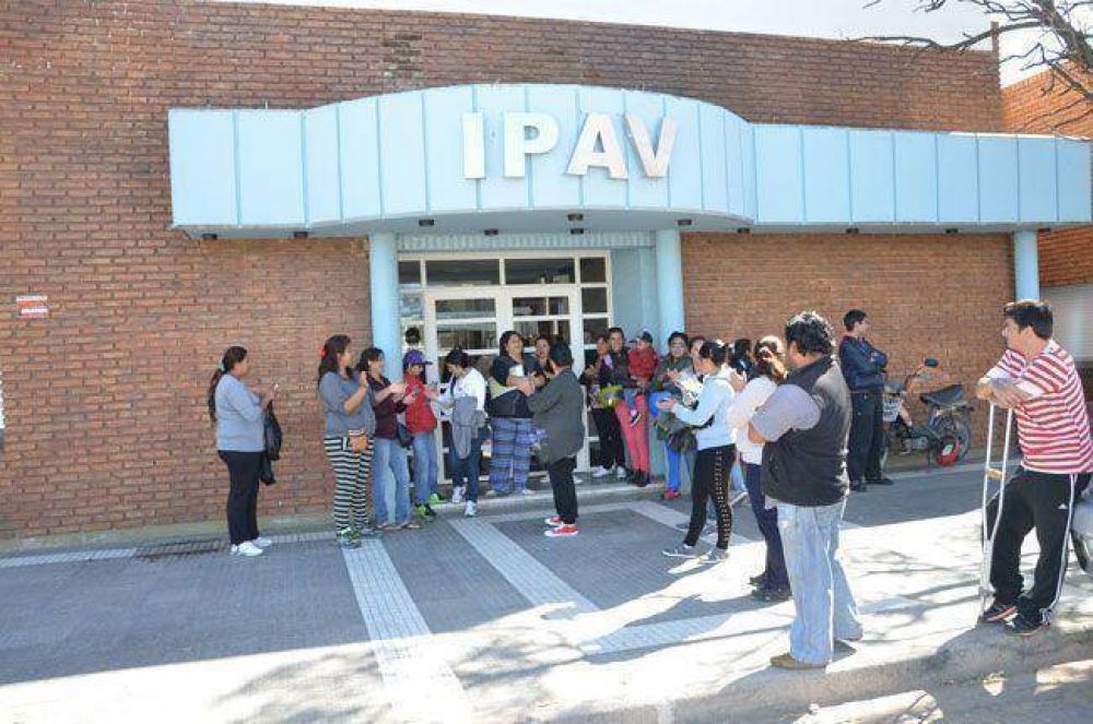 Vecinos afectados por la inundaci�n protestaron frente al IPAV