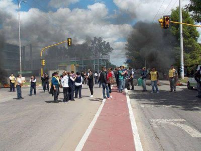 Empleados de Tr�nsito hacen un piquete en Per�n y Uruguay