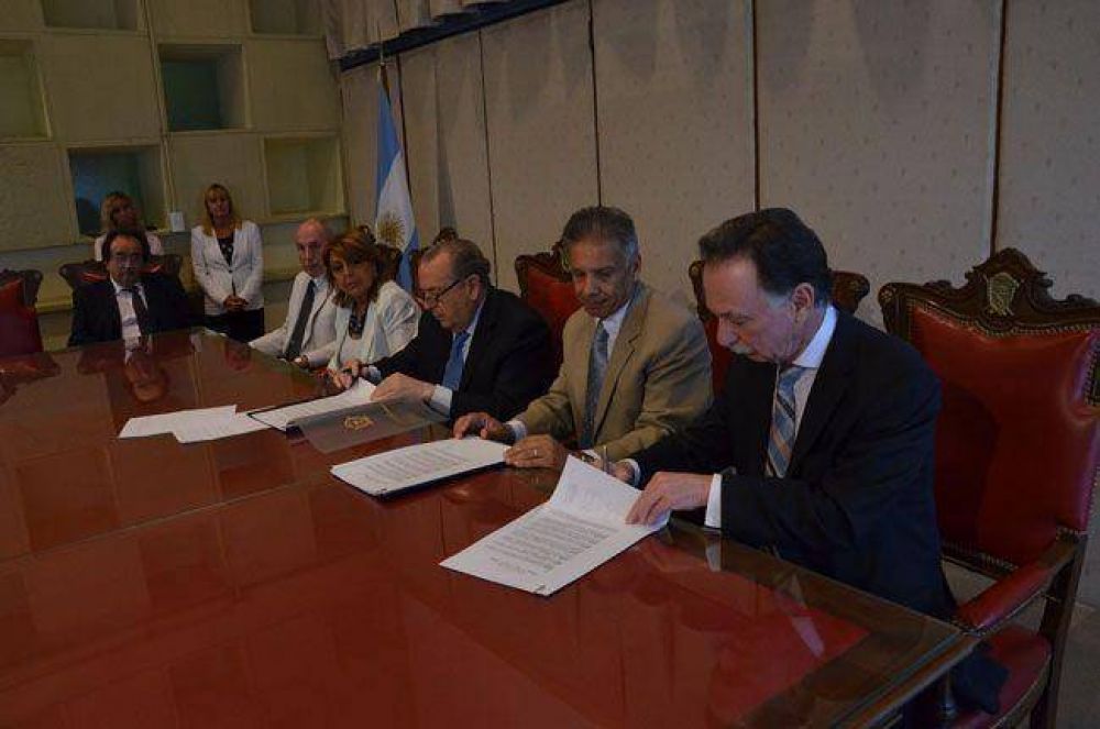 Firmaron contrato por el nuevo hospital