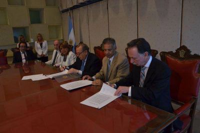 Firmaron contrato por el nuevo hospital