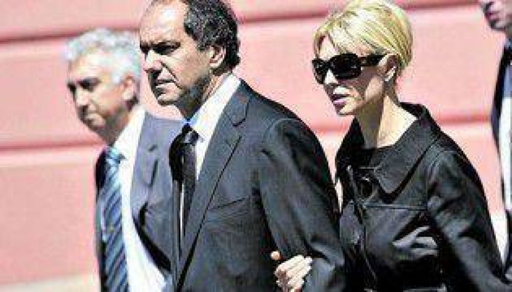 La esposa del Gobernador Scioli, demandada por Macri